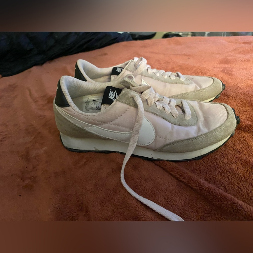Nikes size 7 - Picture 2 of 6